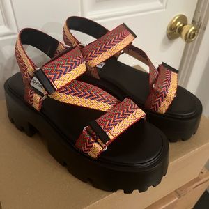 Steve Madden Multicolor Strap Platform Sandals. Size 6.